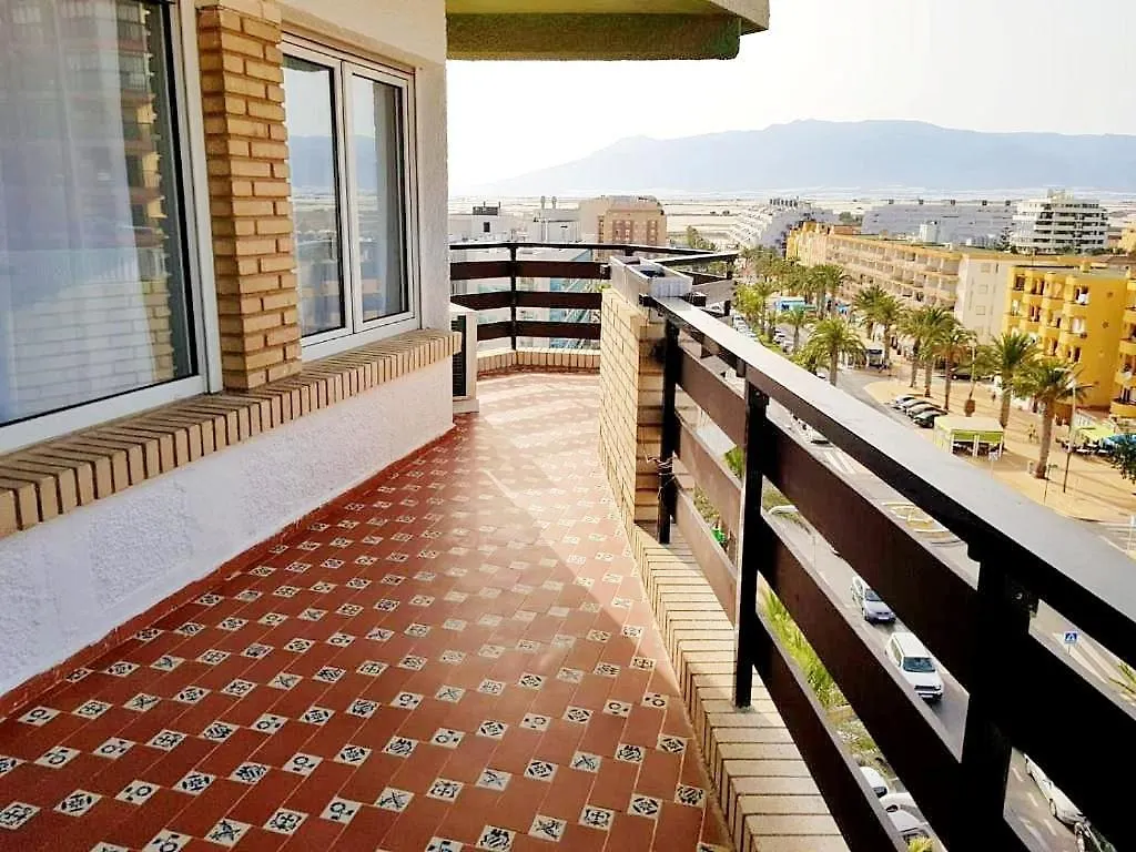 Apartamento Roquetas De Mar: Seafront Terrace with Pool & Parking